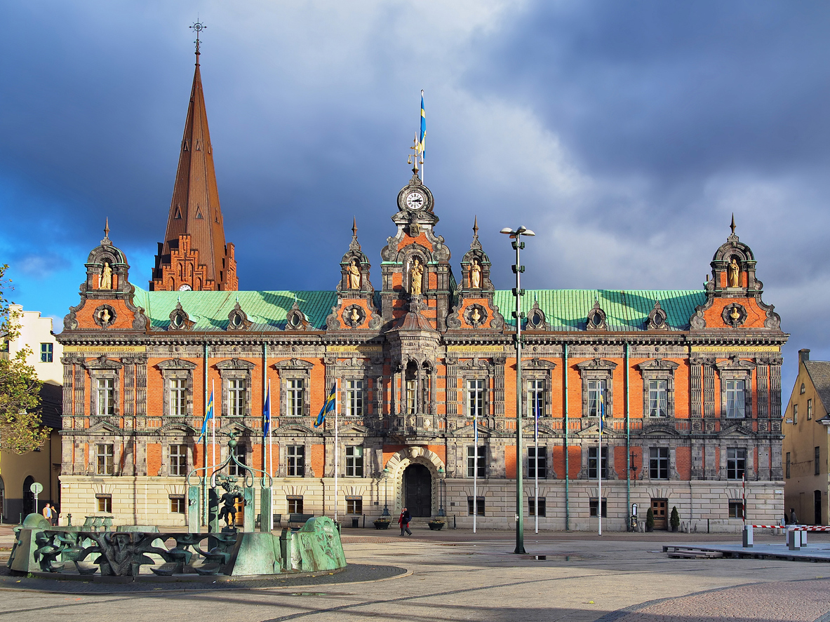 Historisches Rathaus von Malmö mit reich verzierter Fassade und grünem Dach am Hauptplatz Stortorget in Schweden.