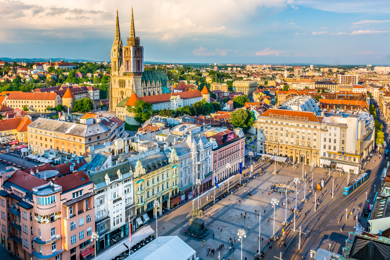 Luftaufnahme von Zagreb mit der Kathedrale von Zagreb und dem Ban-Jelačić-Platz im Stadtzentrum.
