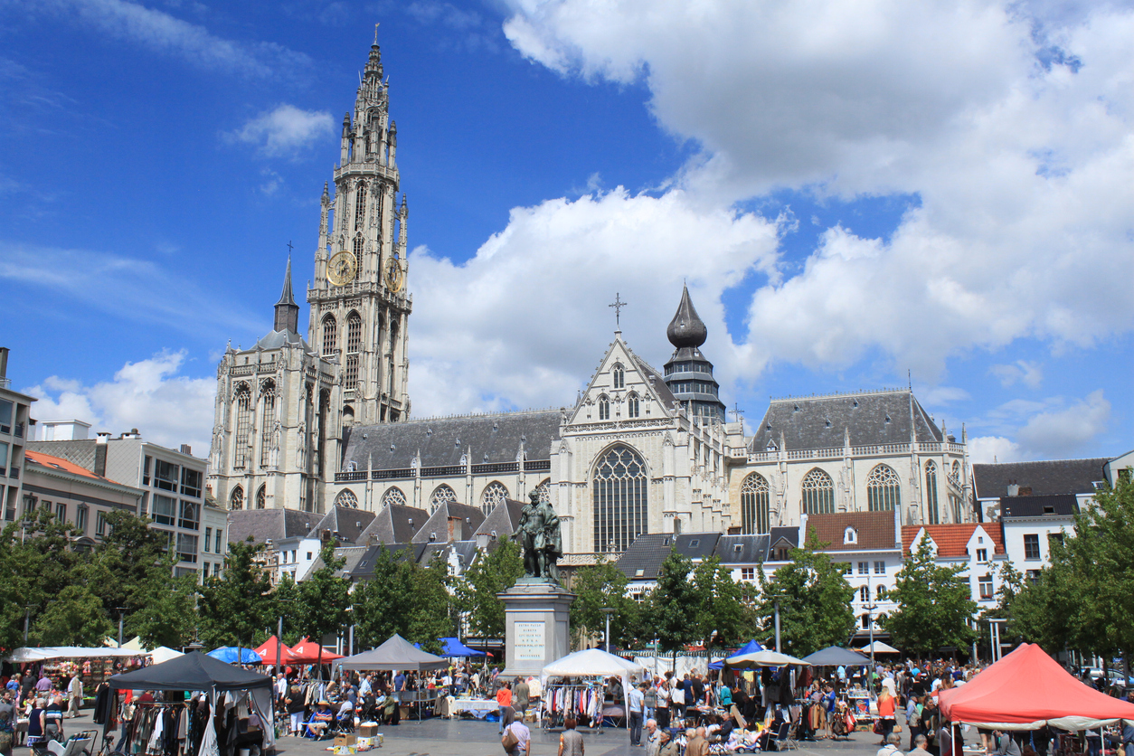 Markttag mit Ständen vor der Liebfrauenkathedrale in Antwerpen