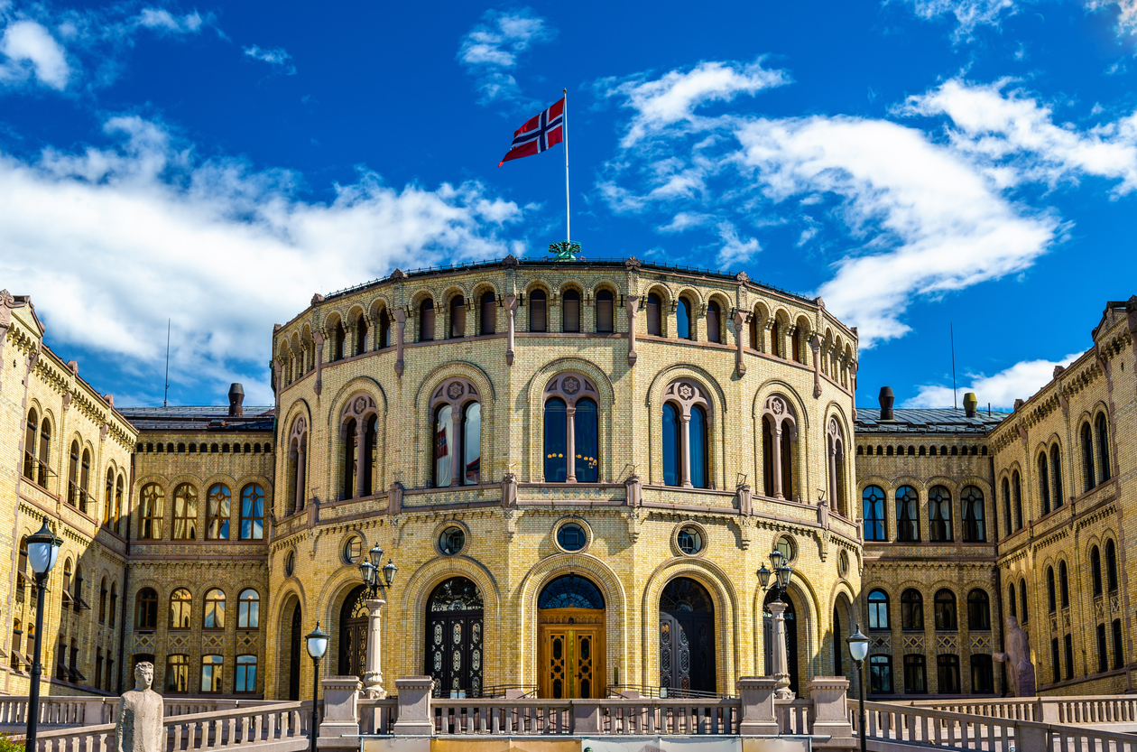 Fassade des Storting-Gebäudes in Oslo, dem norwegischen Parlament.