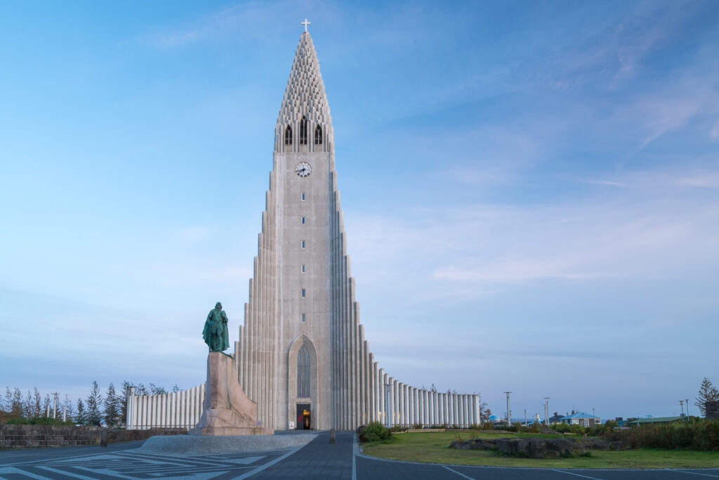 Hallgrimskirkja Kirche mit Statue in Reykjavik, Island.
