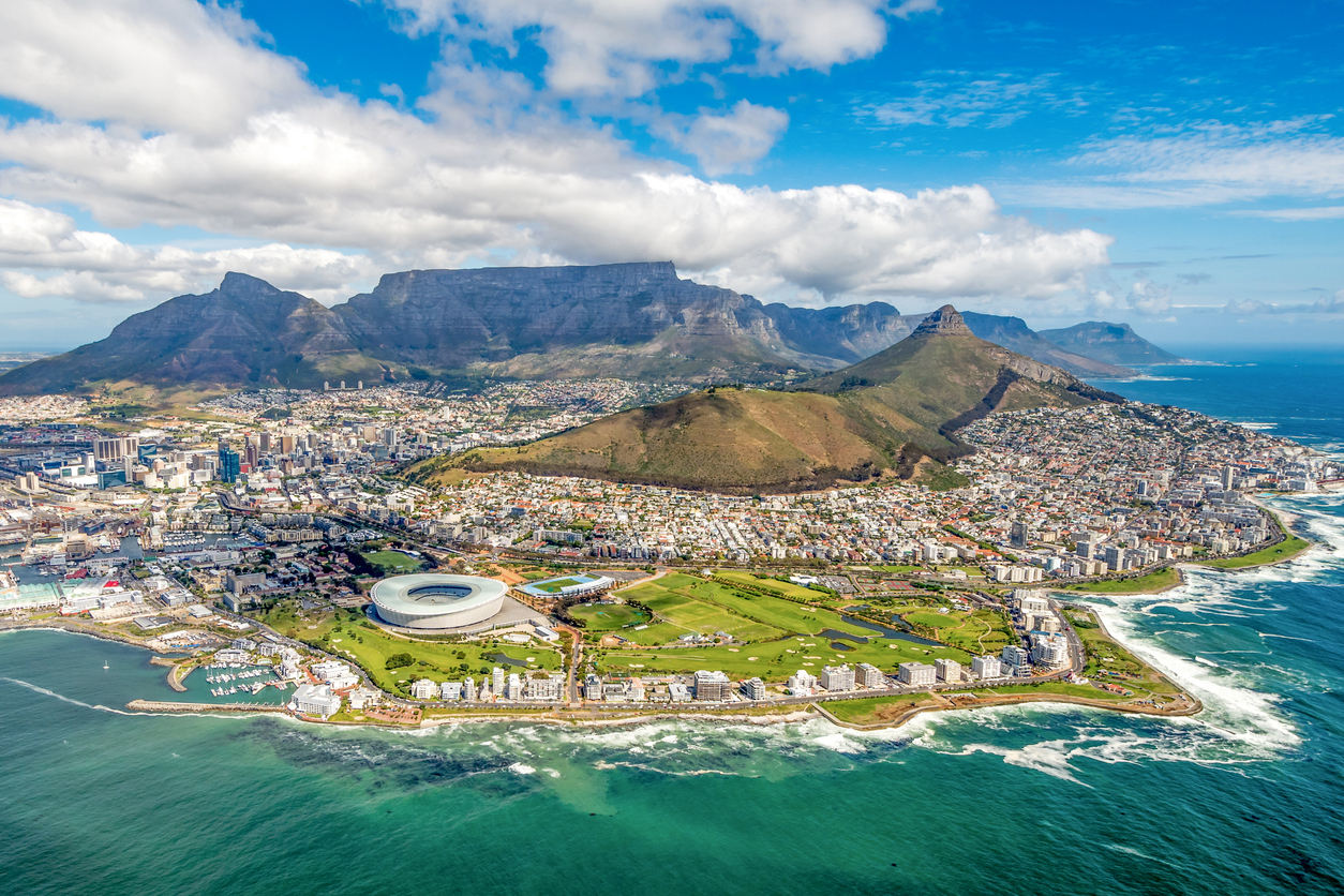 Panorama-Luftbild von Kapstadt mit Tafelberg, Lion’s Head, Cape Town Stadium und Atlantikküste.