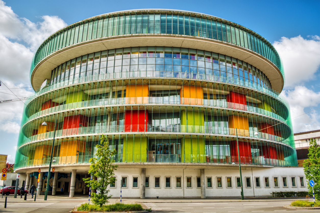 Rundes farbenfrohes Gebäude der Universitätsklinik in Malmö, Schweden.
