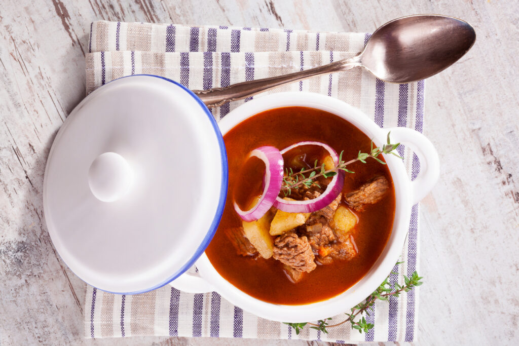 Ungarischer Gulyás mit Rindfleisch, Kartoffeln und Paprikasauce in Schüssel