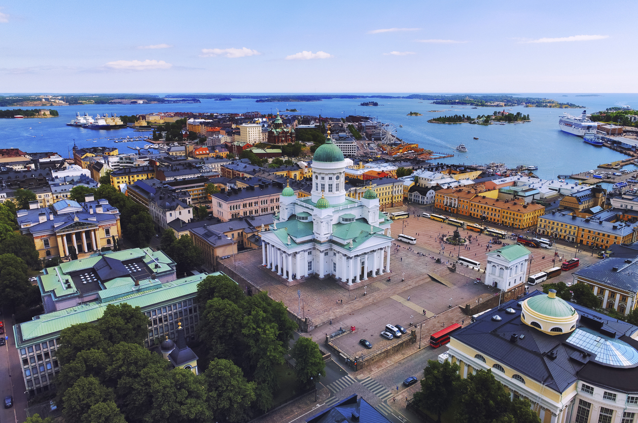 Luftaufnahme des Doms von Helsinki am Senatsplatz mit Blick auf den Hafen und die Stadt.