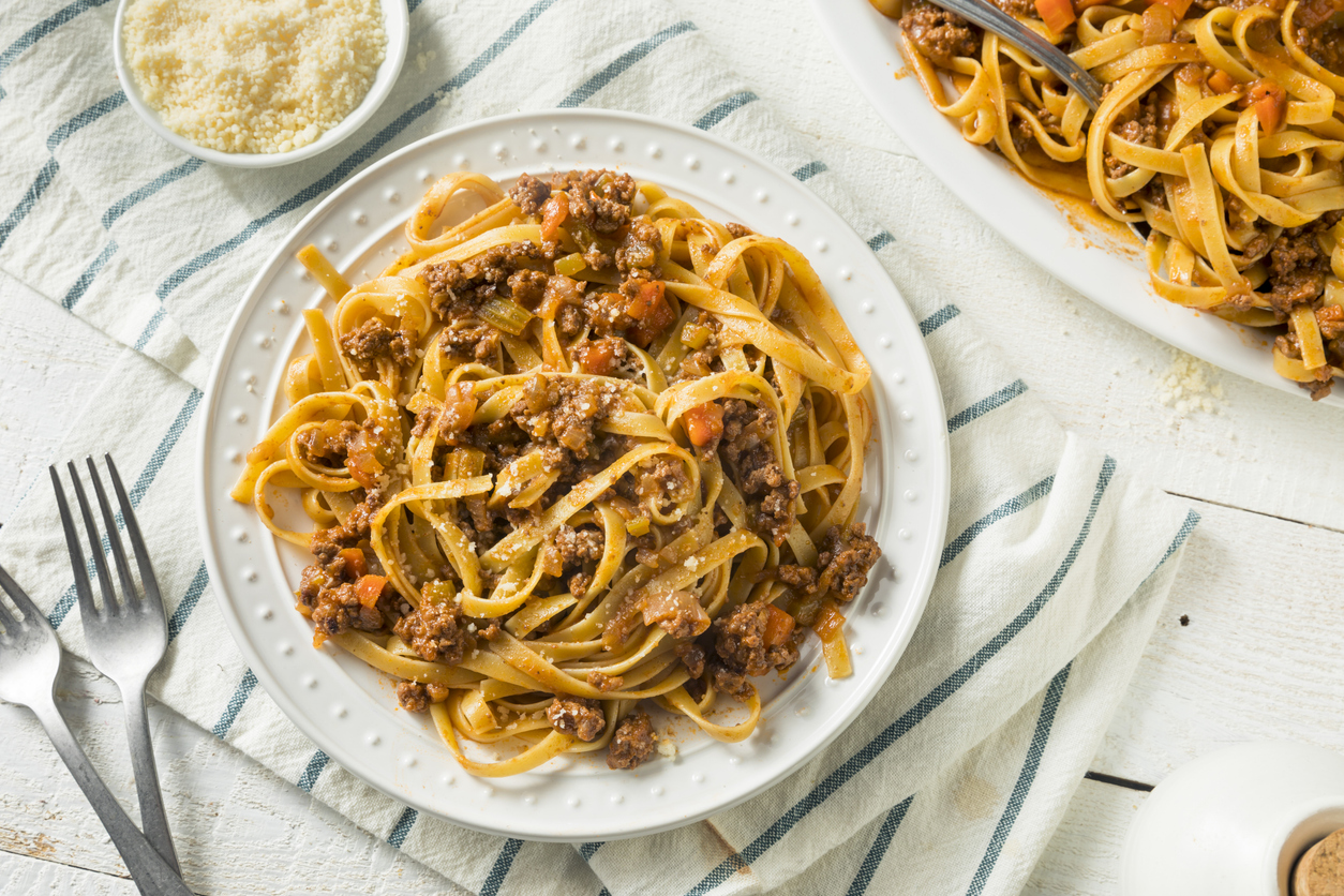Tagliatelle al Ragù alla Bolognese auf weißem Teller, Draufsicht