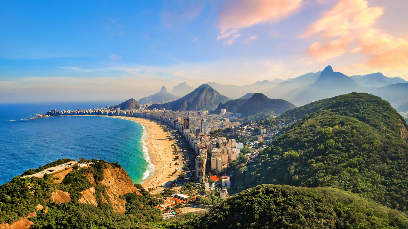 Panorama: geschwungene Strände Copacabana und Ipanema, Stadtfront, Atlantik, Zuckerhut und Corcovado im Dunst.