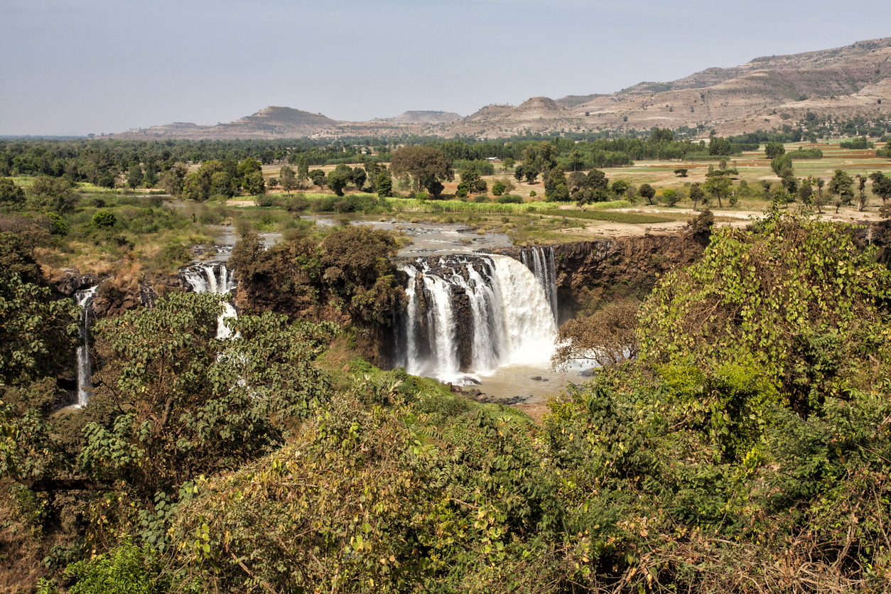 Panorama der Blue Nile Falls mit grünem Buschland und Hochebene.