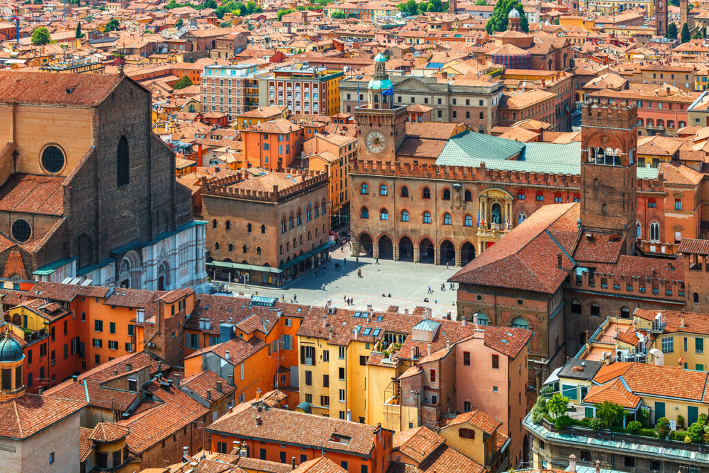 Luftblick auf Bolognas Altstadt mit Piazza Maggiore, Palästen und Backsteinfassaden.