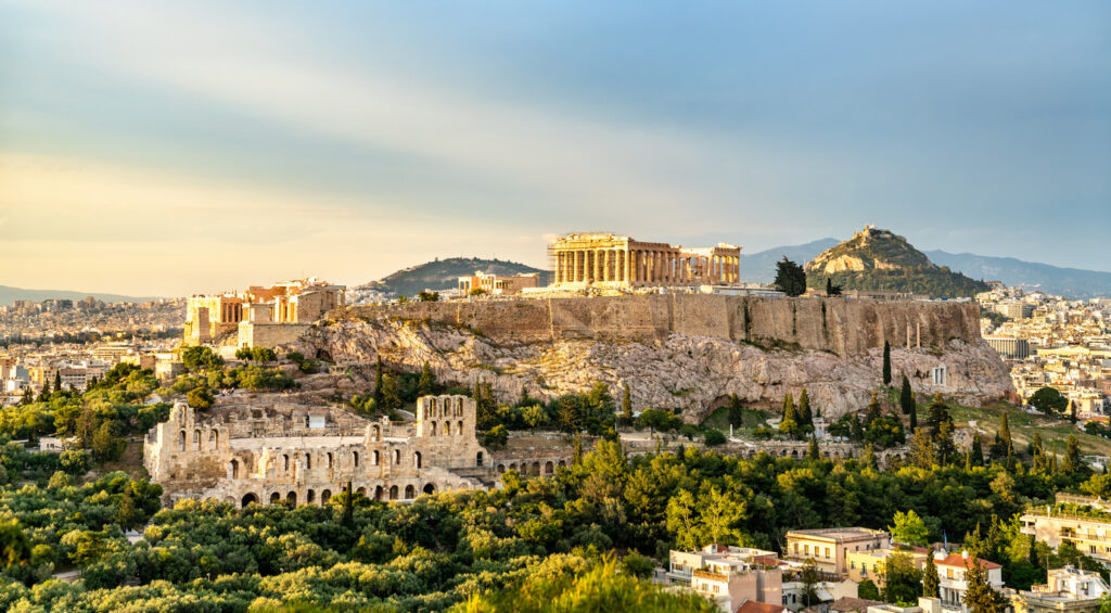 Panorama der Akropolis mit Parthenon und Odeon vor Athen und dem Lykabettus.