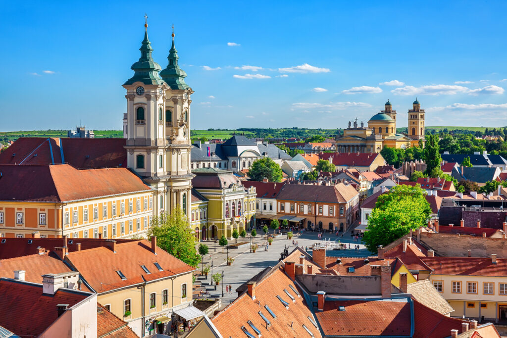 Panorama von Eger mit der barocken Minoritenkirche vorn und der Basilika im Hintergrund.