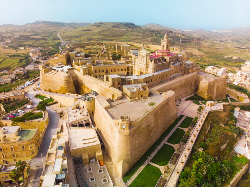Luftaufnahme der Festungsanlage Cittadella mit Kathedrale und Bastionen über Victoria auf Gozo.