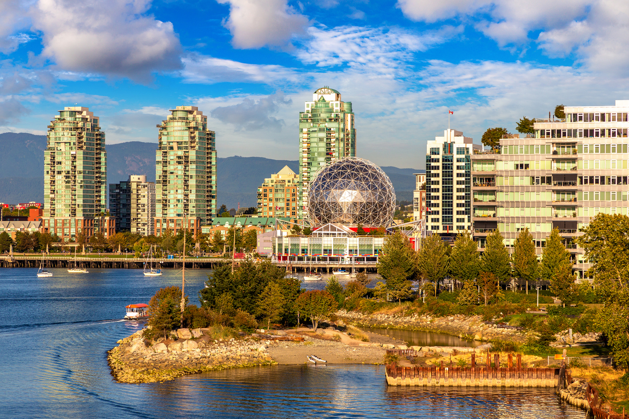 Blick auf das kugelförmige Science World vor Wohnhochhäusern am Wasser.
