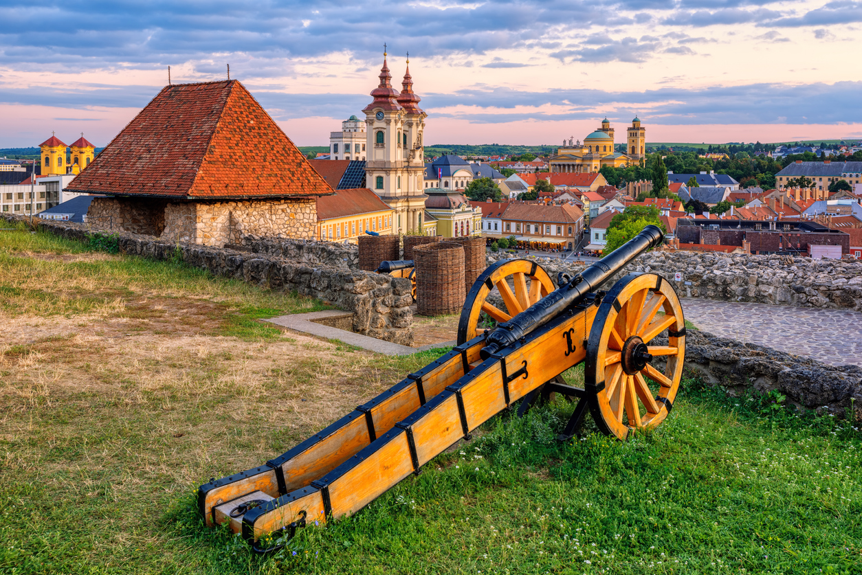 Historische Kanone auf der Burg Eger, Blick auf Altstadt mit Minoritenkirche und Basilika.
