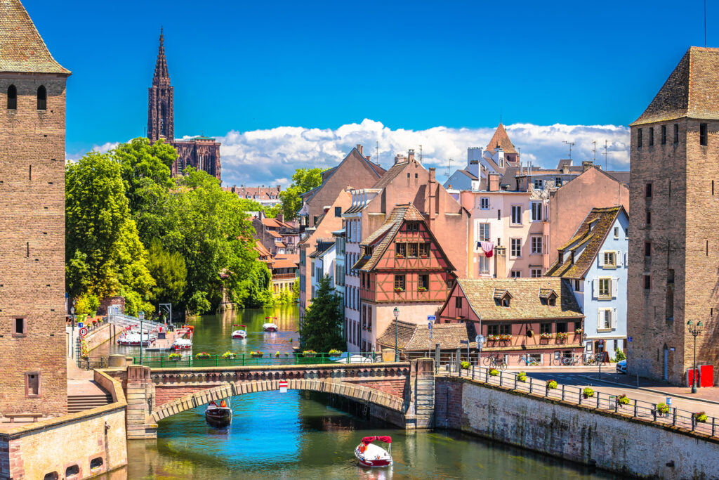 Panoramablick auf Fachwerkhäuser, Kanal und Straßburger Münster in der Petite France.