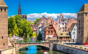 Panoramablick auf Fachwerkhäuser, Kanal und Straßburger Münster in der Petite France.