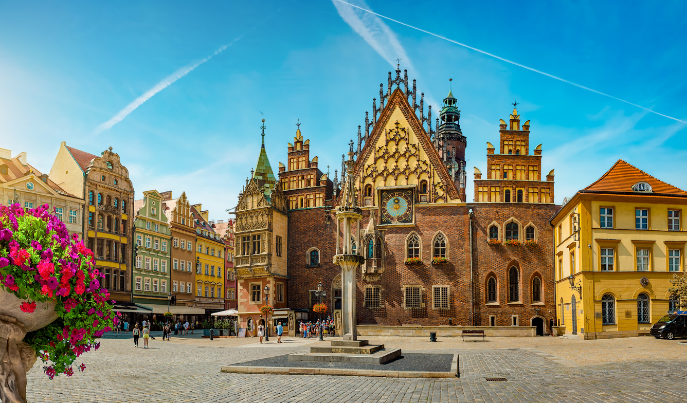 Gotisches Rathaus mit astronomischer Uhr auf dem Marktplatz.