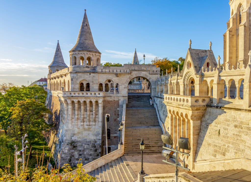 Die Fischerbastei (Halászbástya) in Budapest mit Treppen, Türmen und neoromanischen Arkaden im Burgviertel.