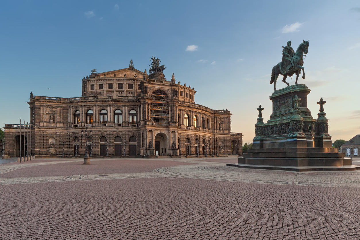 Die Semperoper in Dresden steht am Theaterplatz, rechts das bronzene Reiterstandbild auf weitem Kopfsteinpflaster.