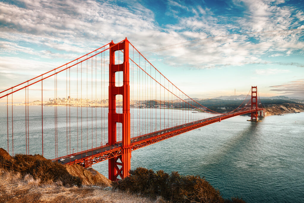 Die rote Hängebrücke Golden Gate Bridge überspannt die Meerenge zwischen San Francisco und Marin County bei klarem Himmel.