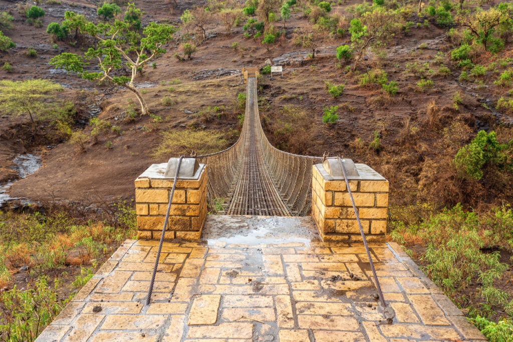 Blick vom Einstieg auf eine schmale Hängebrücke über ein Tal bei Bahir Dar.