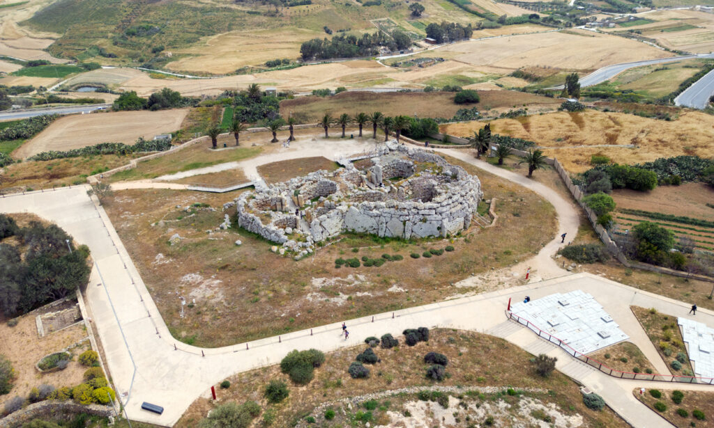 Luftaufnahme der Ġgantija-Tempel in Xagħra auf Gozo mit megalithischen Mauern, Wegen und umliegenden Feldern.