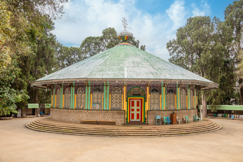 Runde äthiopisch-orthodoxe Kirche mit grünem Dach in Addis Abeba