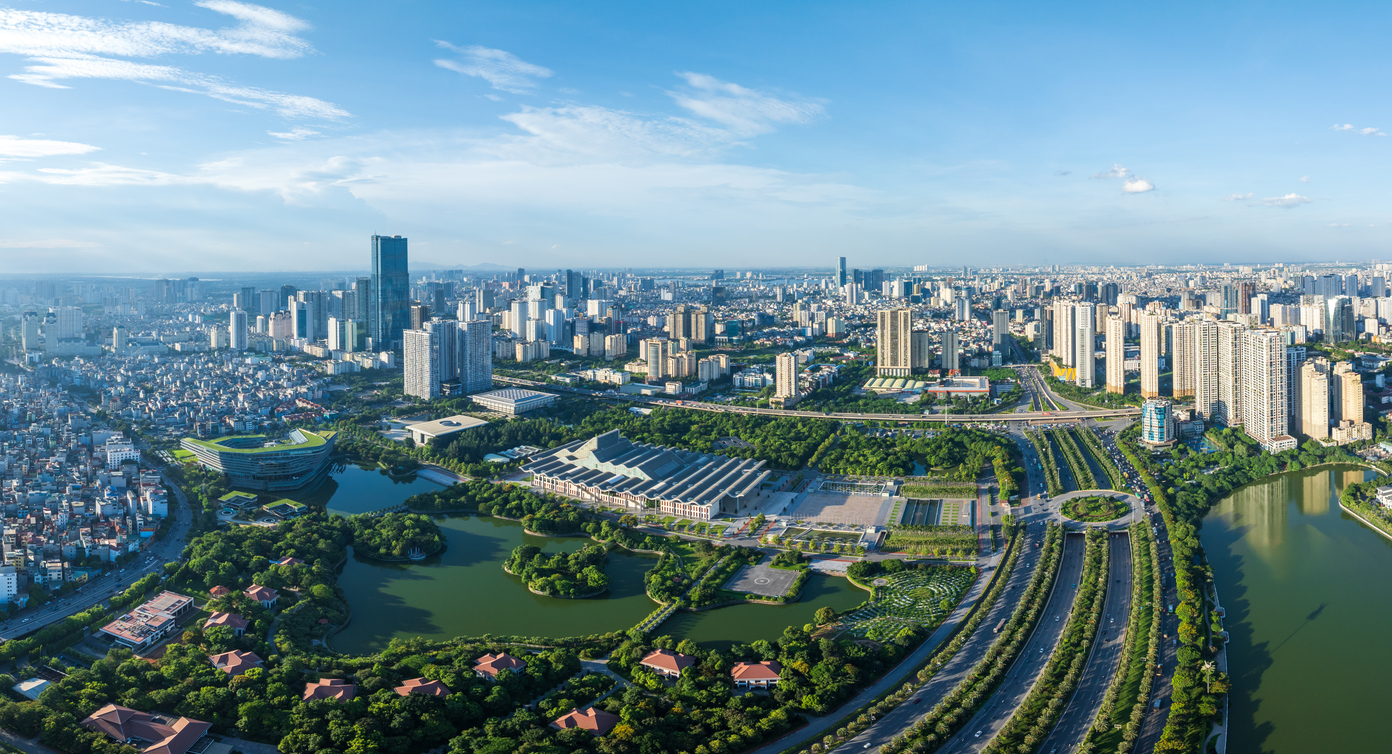 Aerial-Panorama der vietnamesischen Hauptstadt mit Hochhäusern, breiten Straßen, Seen und viel Grün.