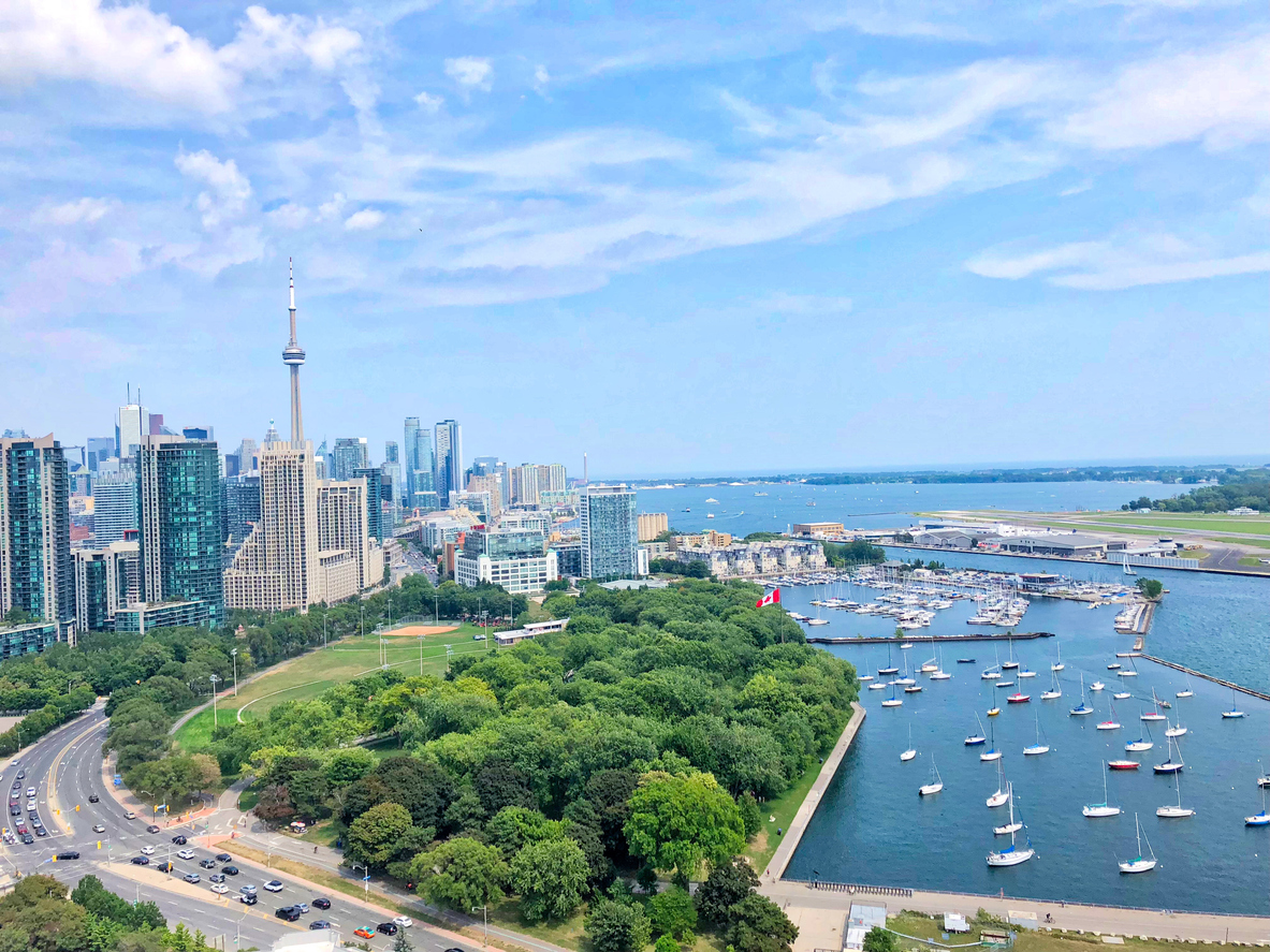 Panorama mit CN Tower, grünen Parks, Marina und dem Insel-Stadtflughafen am Ontariosee.