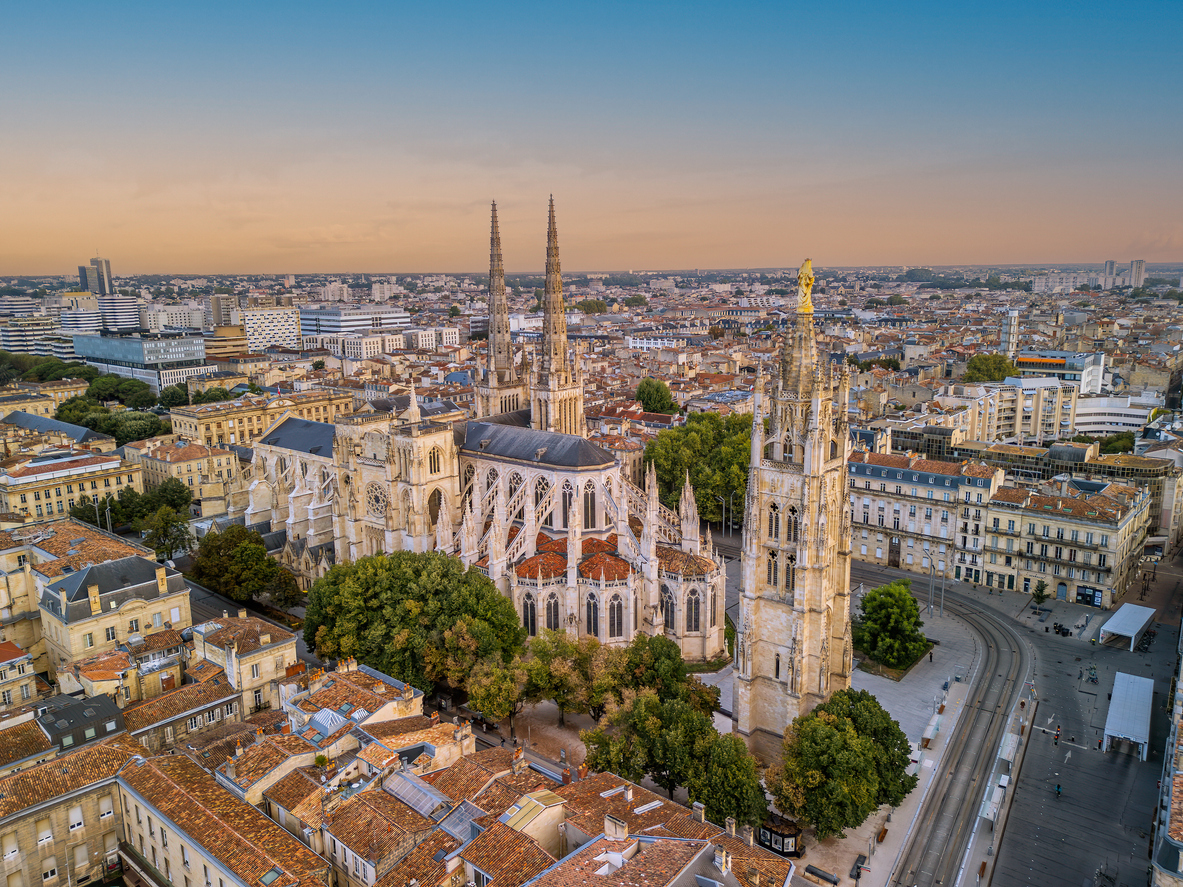 Luftaufnahme von Kathedrale und Pey-Berland-Turm in Bordeaux bei Abendlicht.