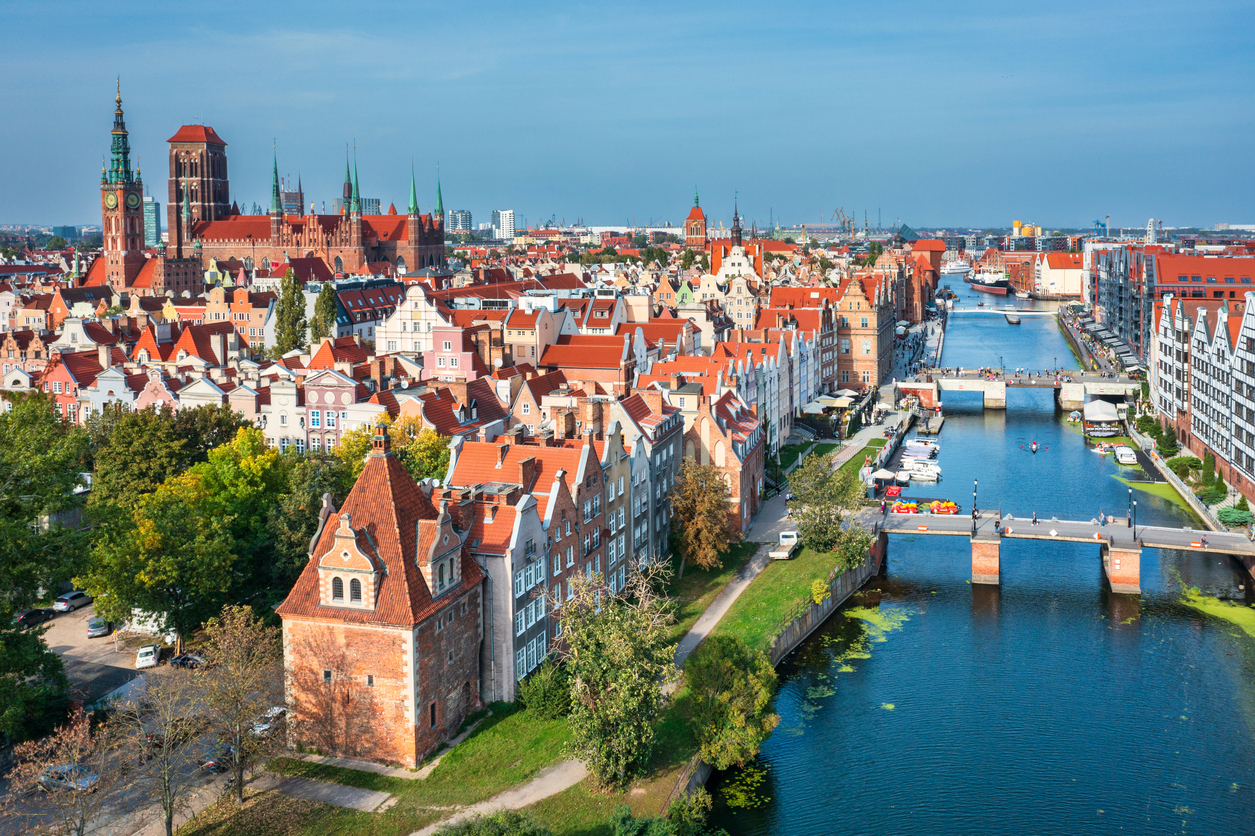 Panorama von Danzig mit Altstadt, Motława und Rathausturm.