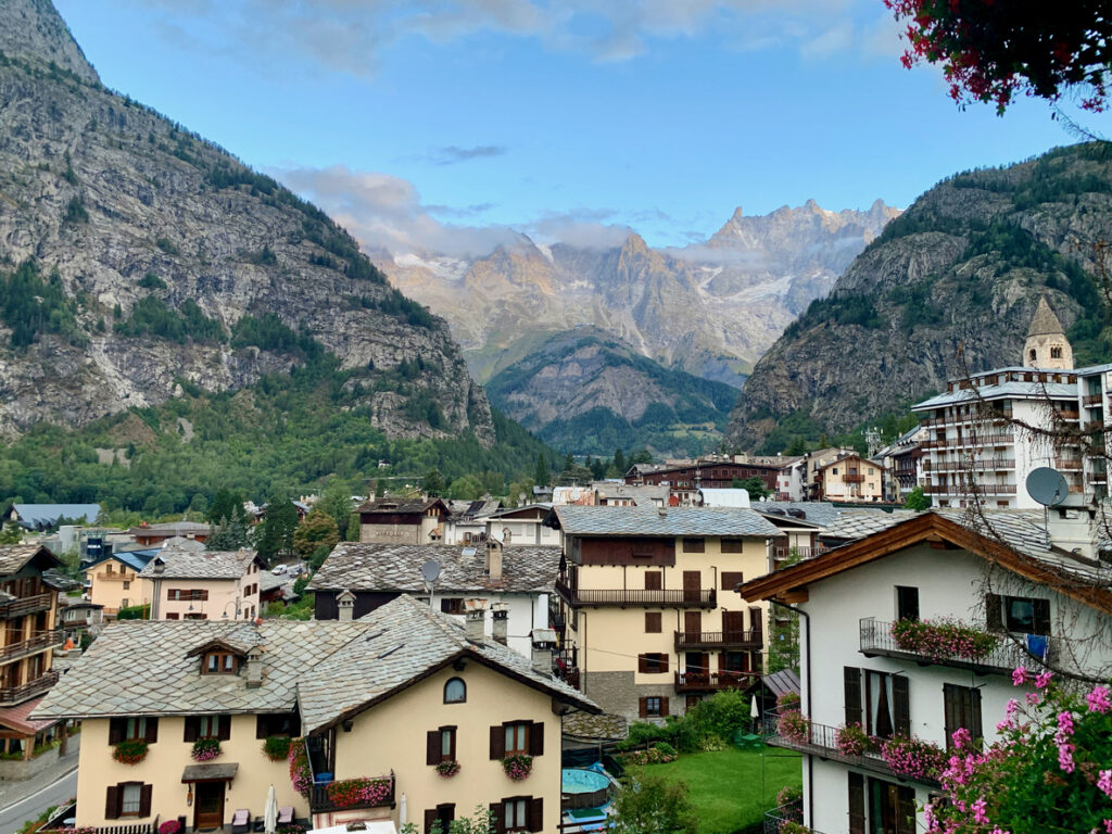 Blick über Courmayeur mit traditionellen Häusern vor dem Mont-Blanc-Massiv.