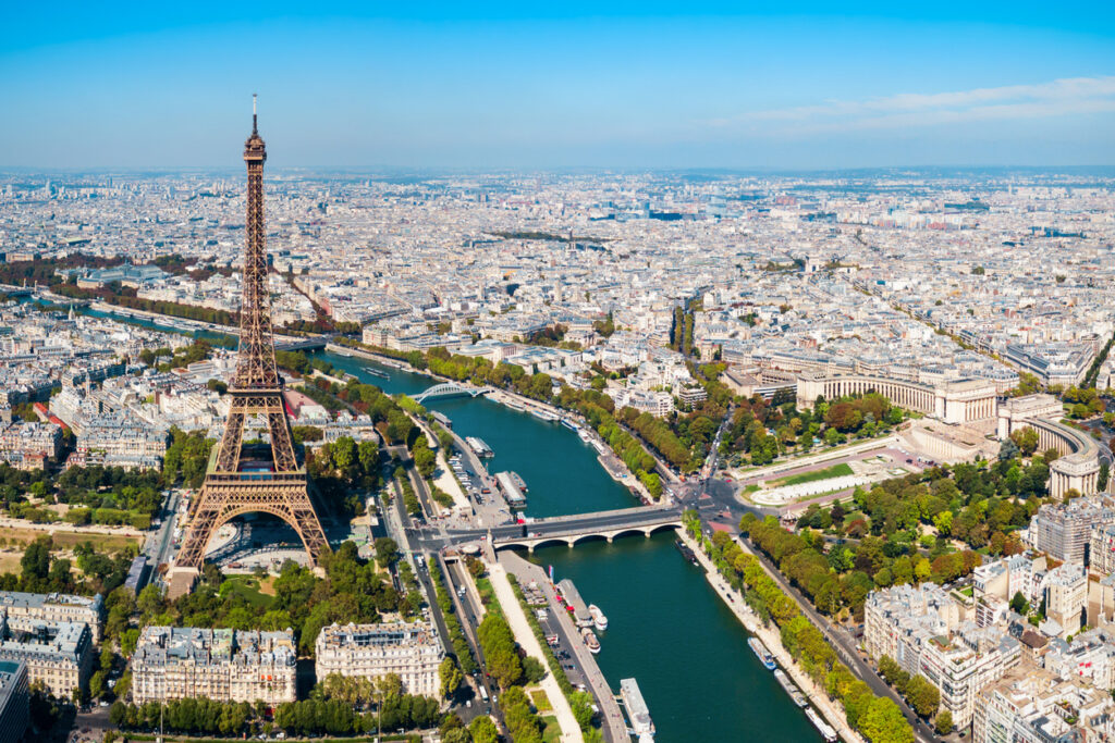 Luftaufnahme mit Eiffelturm, der Seine und Trocadéro-Gärten.