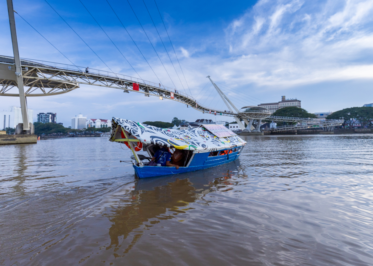 Buntes Sampan vor der Darul-Hana-Brücke in Kuching.