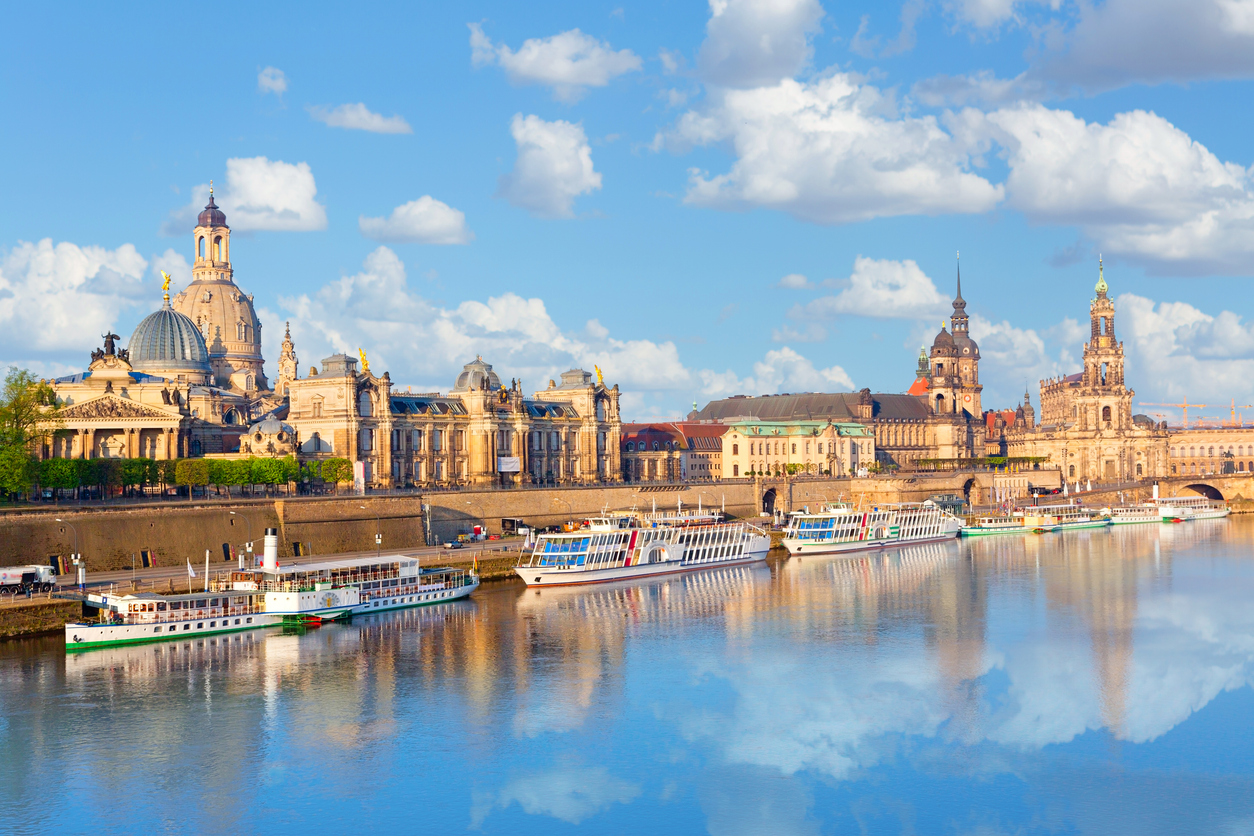 Panoramablick auf Frauenkirche, Brühlsche Terrasse und Elbeschiffe in Dresden.