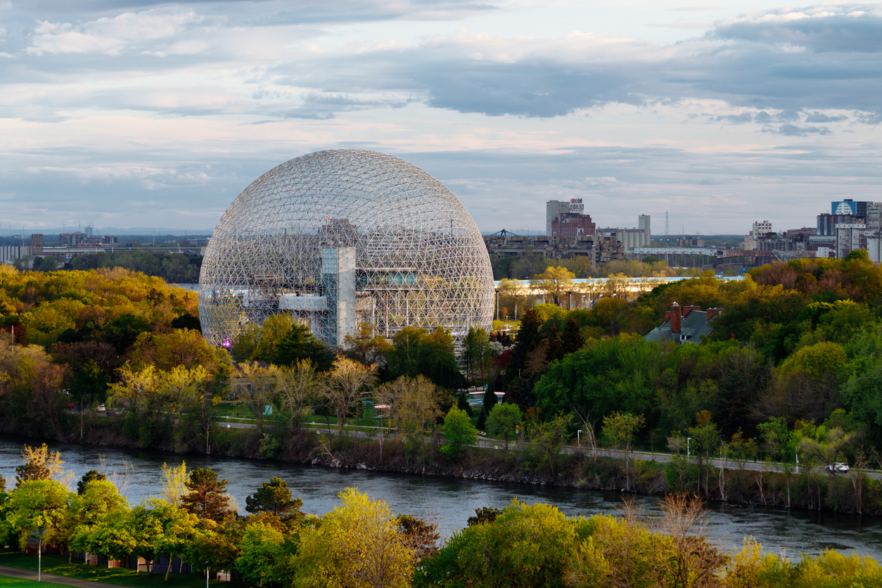 Die kugelförmige Biosphère steht zwischen dichten Bäumen auf Île Sainte-Hélène in Montréal.
