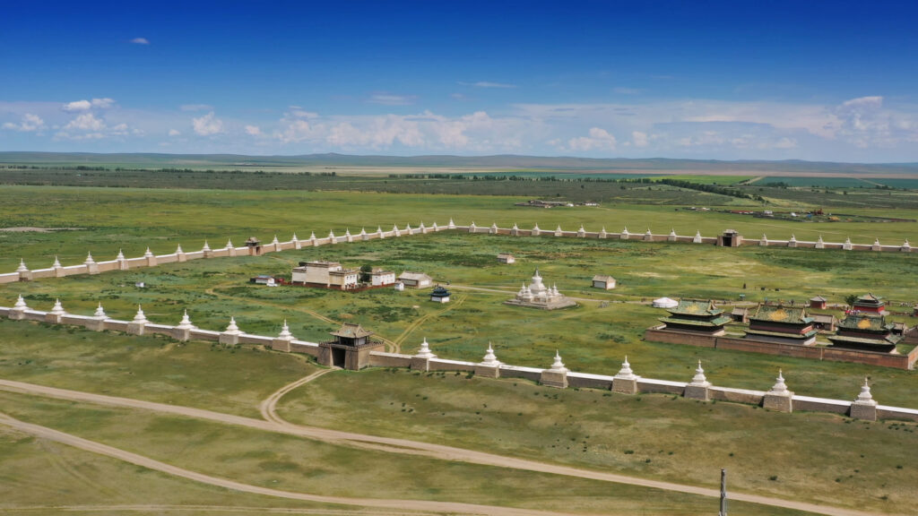 Luftbild des ummauerten Erdene-Zuu-Klosters mit weißen Stupas in grüner Steppe.