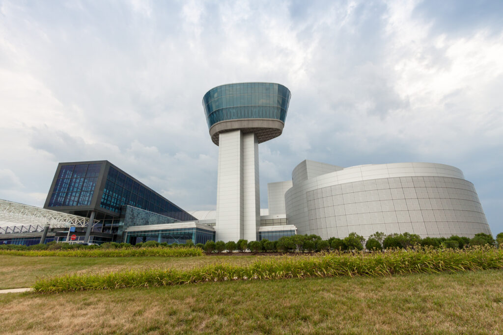 Außenansicht des Udvar-Hazy Centers mit verglastem Aussichtsturm und geschwungenen Hallen am Dulles Airport nahe Washington, D.C.