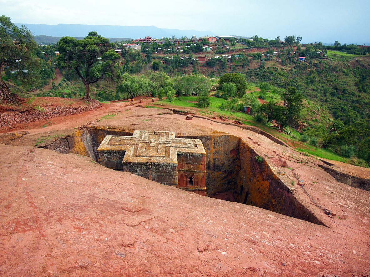 Luftblick auf die kreuzförmig aus dem Fels gehauene Kirche St. Georg in Lalibela, Äthiopien.