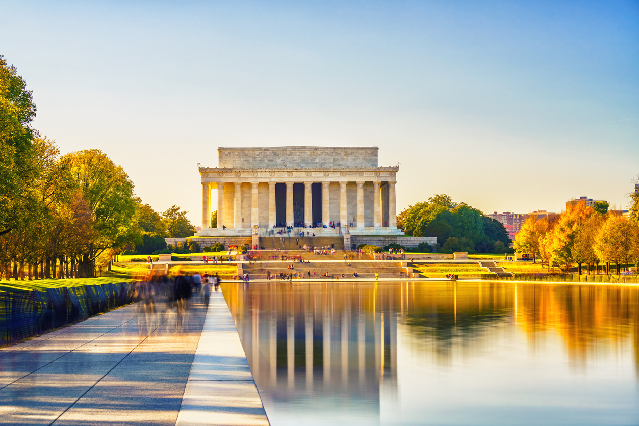 Das Lincoln Memorial spiegelt sich bei goldenem Abendlicht im Reflecting Pool.