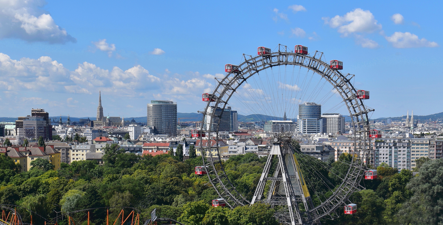 Panoramablick auf das Wiener Riesenrad im Prater vor der Stadt.