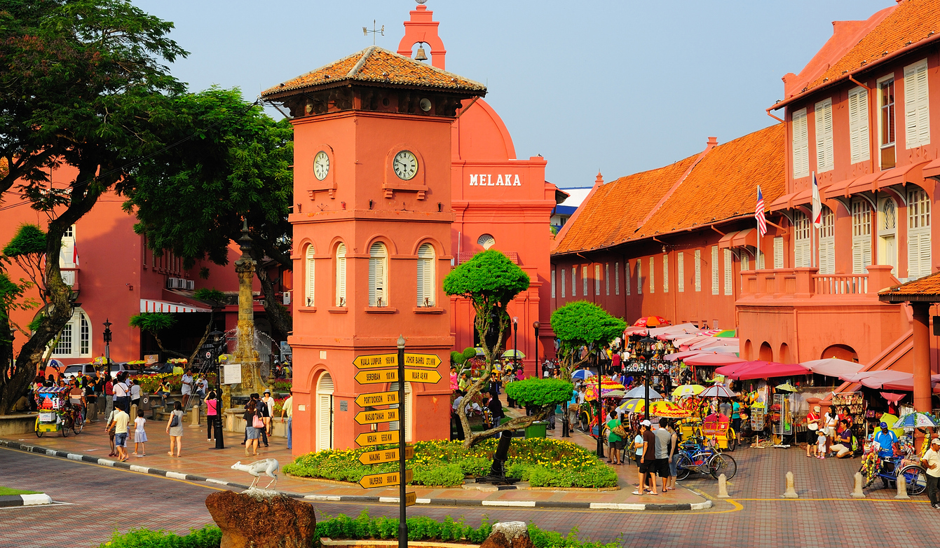 Dutch Square in Melaka mit rotem Uhrturm, Stadthuys und Marktständen.