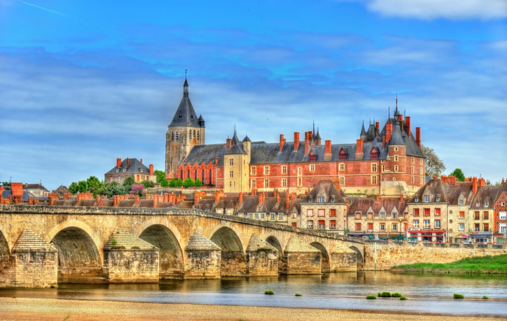 Panorama von Gien mit dem Château de Gien und der historischen Steinbrücke über die Loire.