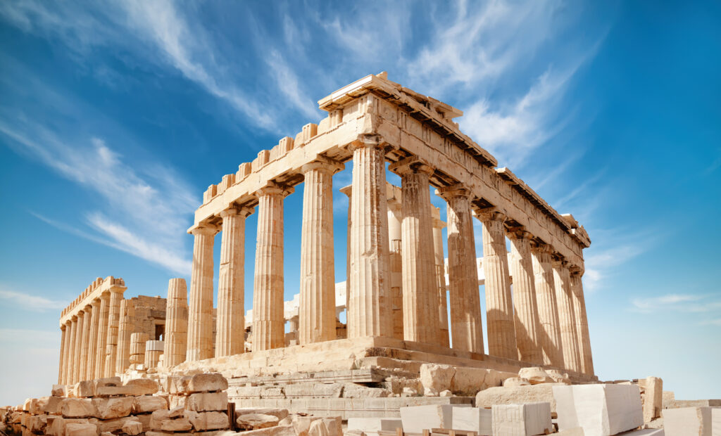 Antiker Parthenon mit dorischen Säulen auf der Akropolis in Athen.