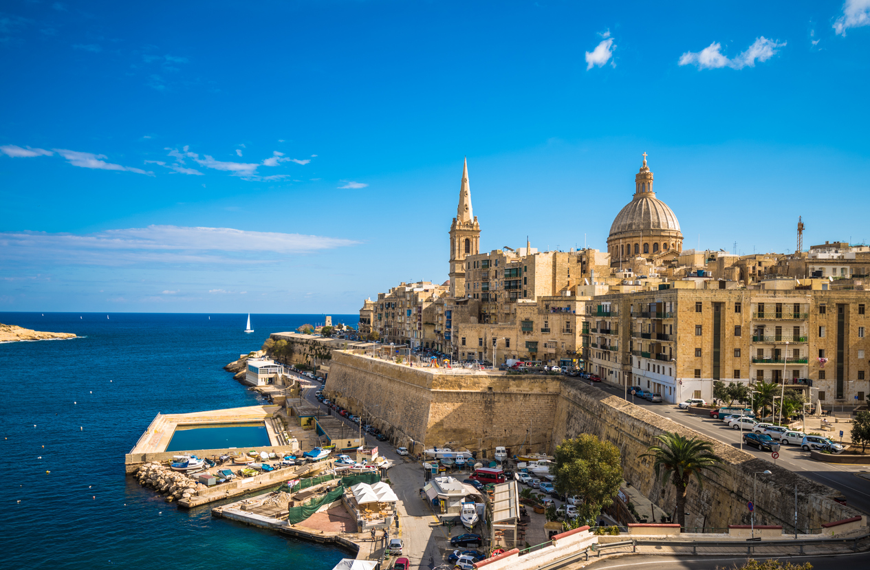 Panorama der UNESCO-Stadt Valletta mit mächtigen Bastionen, der Kuppel der Karmeliterkirche, dem Spitzturm von St Paul’s Pro-Cathedral und tiefblauem Mittelmeer.
