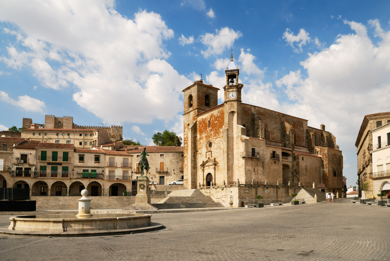 Historischer Platz in Trujillo, Extremadura, mit Reiterstatue, Arkadenhäusern und der Kirche San Martín.
