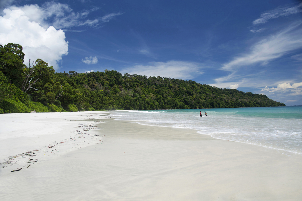 Breiter weißer Sandstrand mit sanften Wellen und türkisfarbenem Meer am Radhanagar Beach auf Swaraj Dweep (Havelock), Andamanen, Indien.