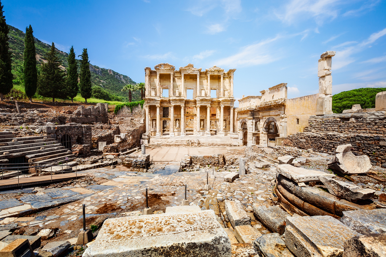 Monumentale Fassade der Celsus-Bibliothek mit Säulen und Statuennischen.