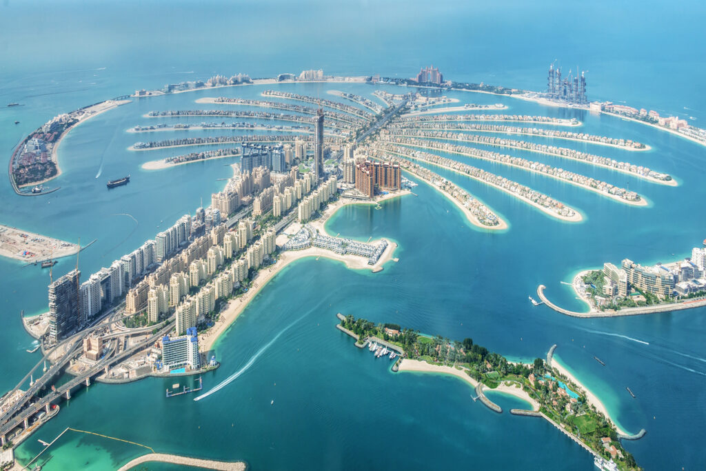 Luftaufnahme von Palm Jumeirah mit Fronds und Hotels im türkisfarbenen Meer.