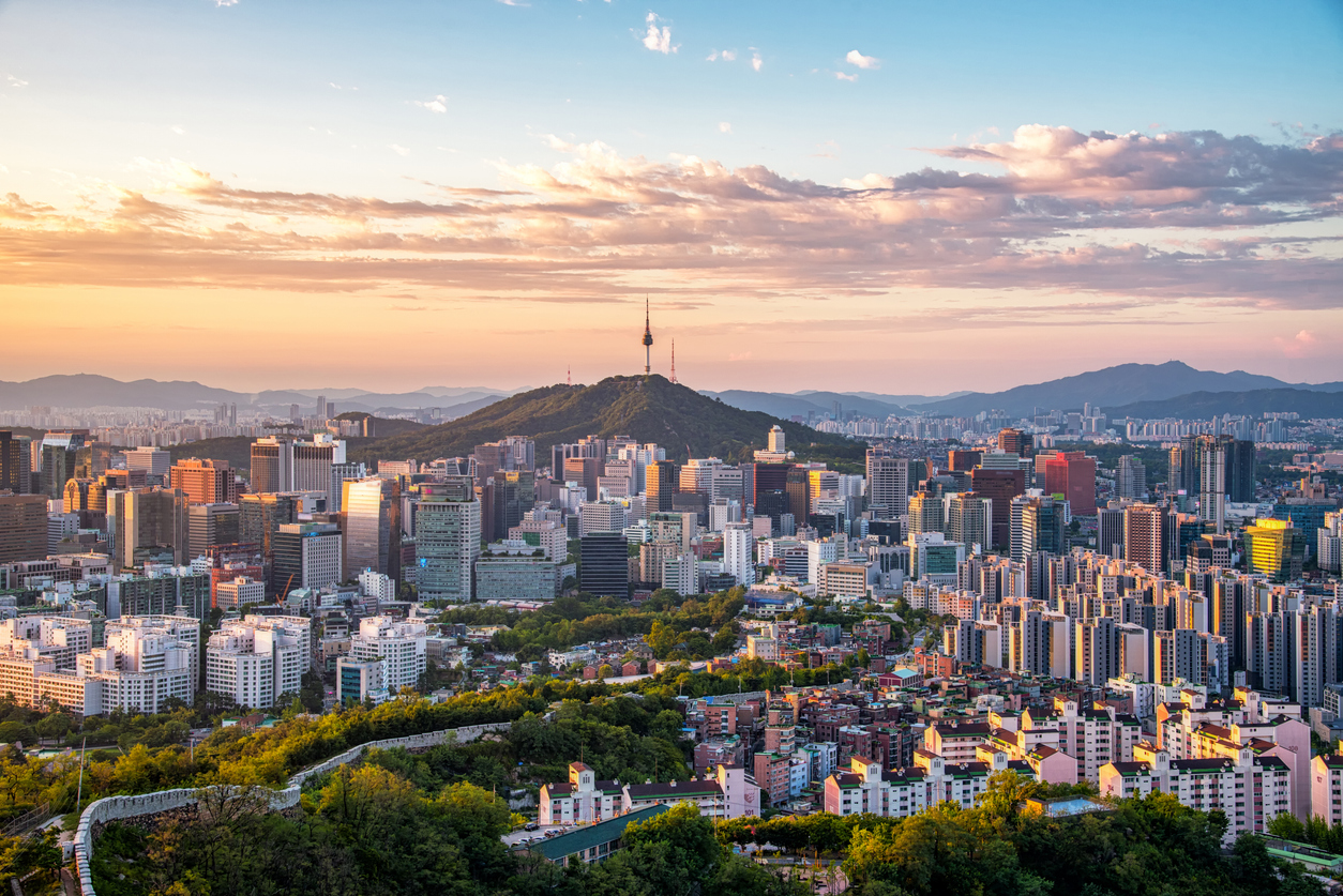 Weitblick auf Seouls Skyline mit Namsan Mountain und N Seoul Tower.